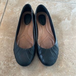 Gently worn Earth brand black flats